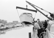 831153 Afbeelding van het in het water takelen van het kajuitvlet 't Vinketouw vanaf de Hogelanden W.Z. ter hoogte van ...